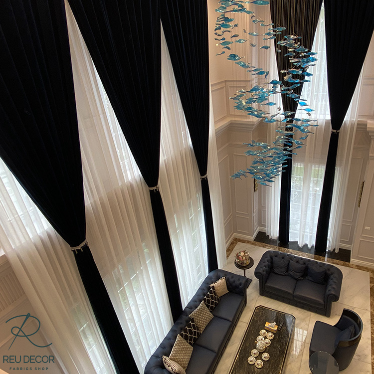 Phòng khách sử dụng loại rèm vải kích thước lớn, màu sắc hài hòa với nội thất, làm nổi bật lên chiếc đèn chùm sang trọng