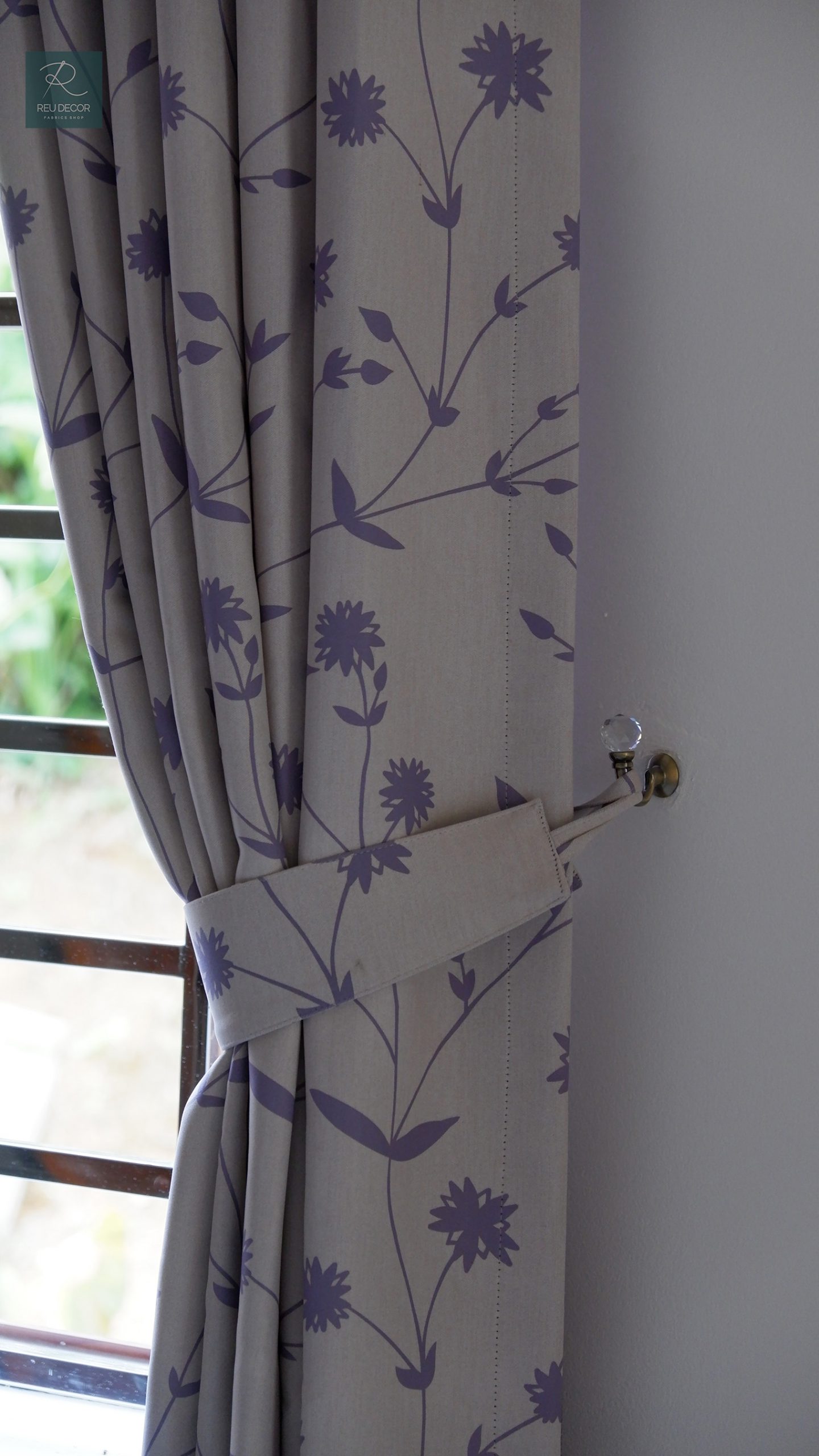 Phòng ngủ sử dụng loại rèm nâu be với hình ảnh nội bật là họa tiết câu hoa lá